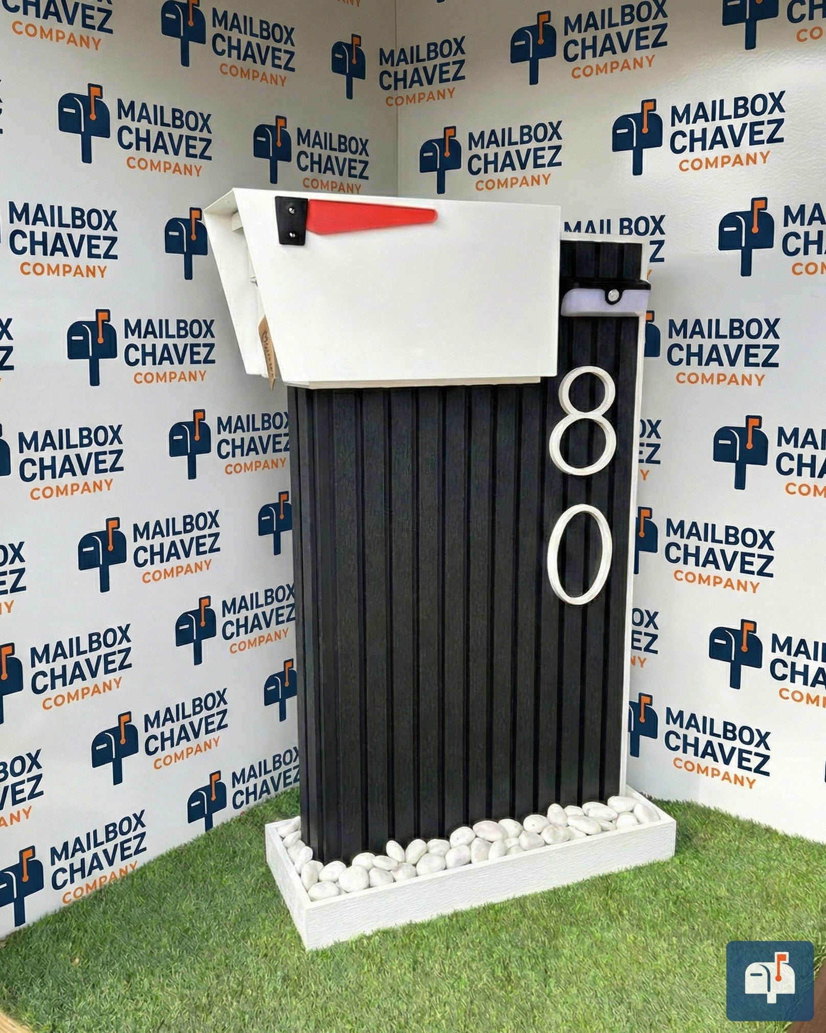 Premium Modern Gladiator Mailbox – Decorative Panels, Solar Lamp and Personalized Numbers