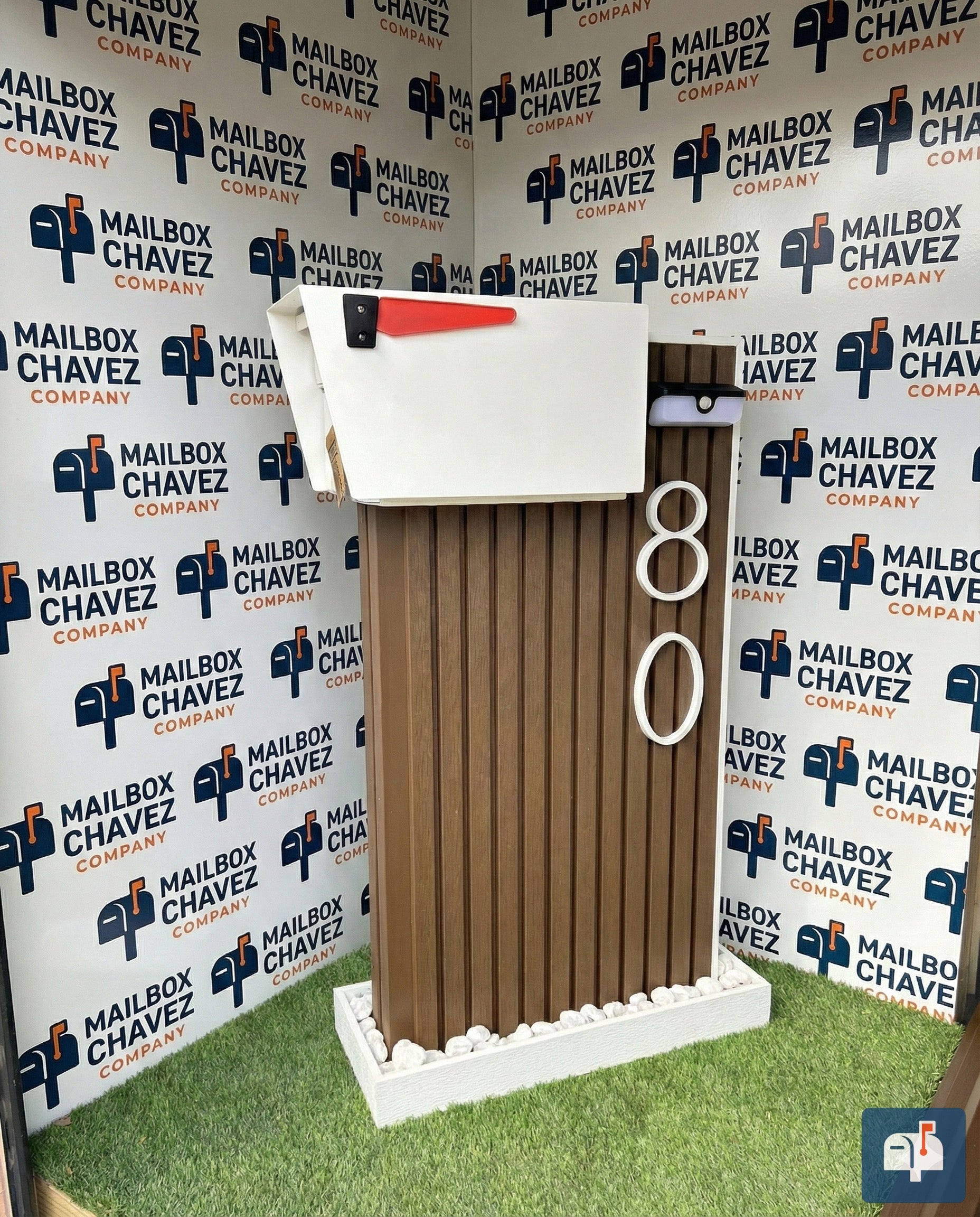 Premium Modern Gladiator Mailbox – Decorative Panels, Solar Lamp and Personalized Numbers