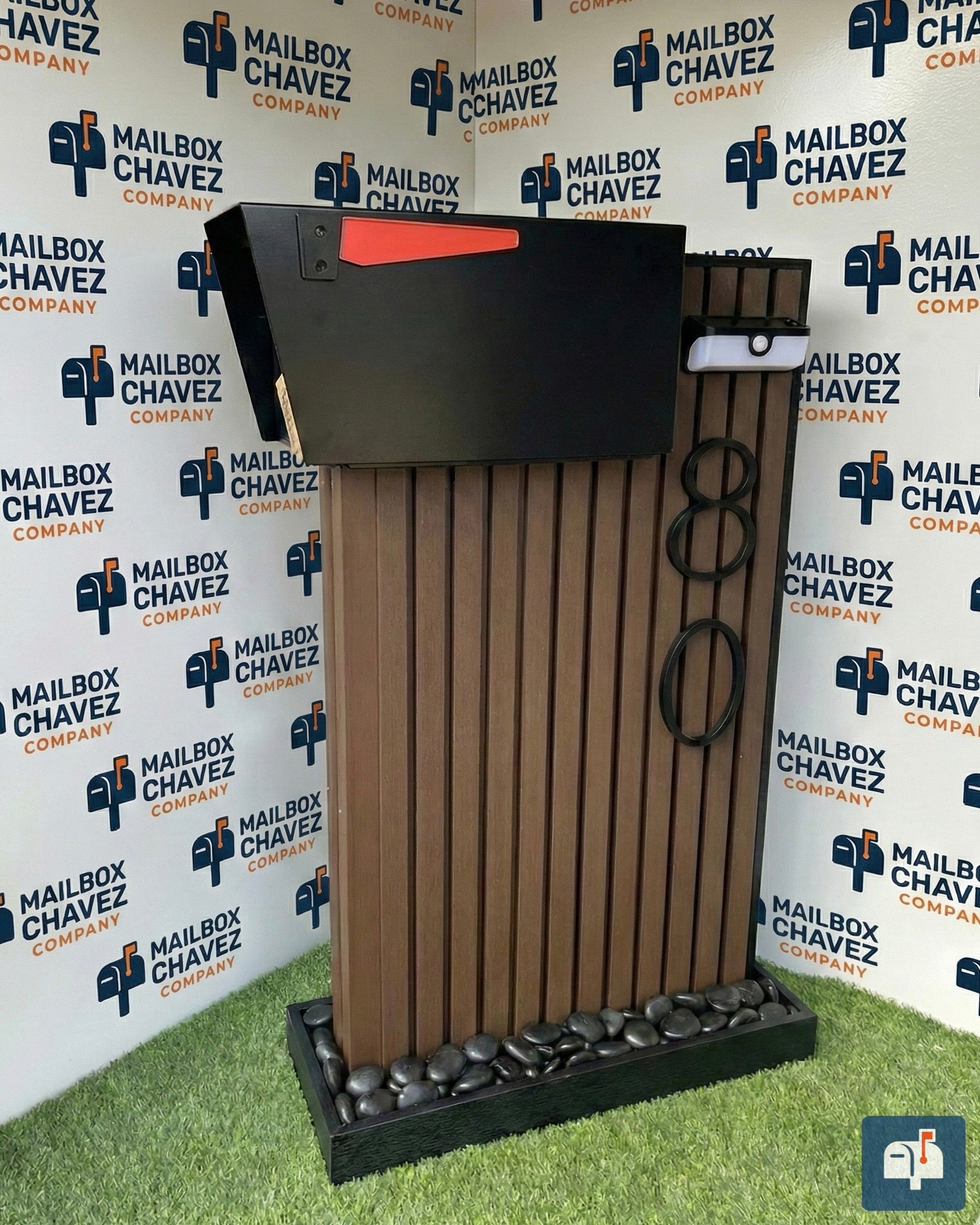 Premium Modern Gladiator Mailbox – Decorative Panels, Solar Lamp and Personalized Numbers