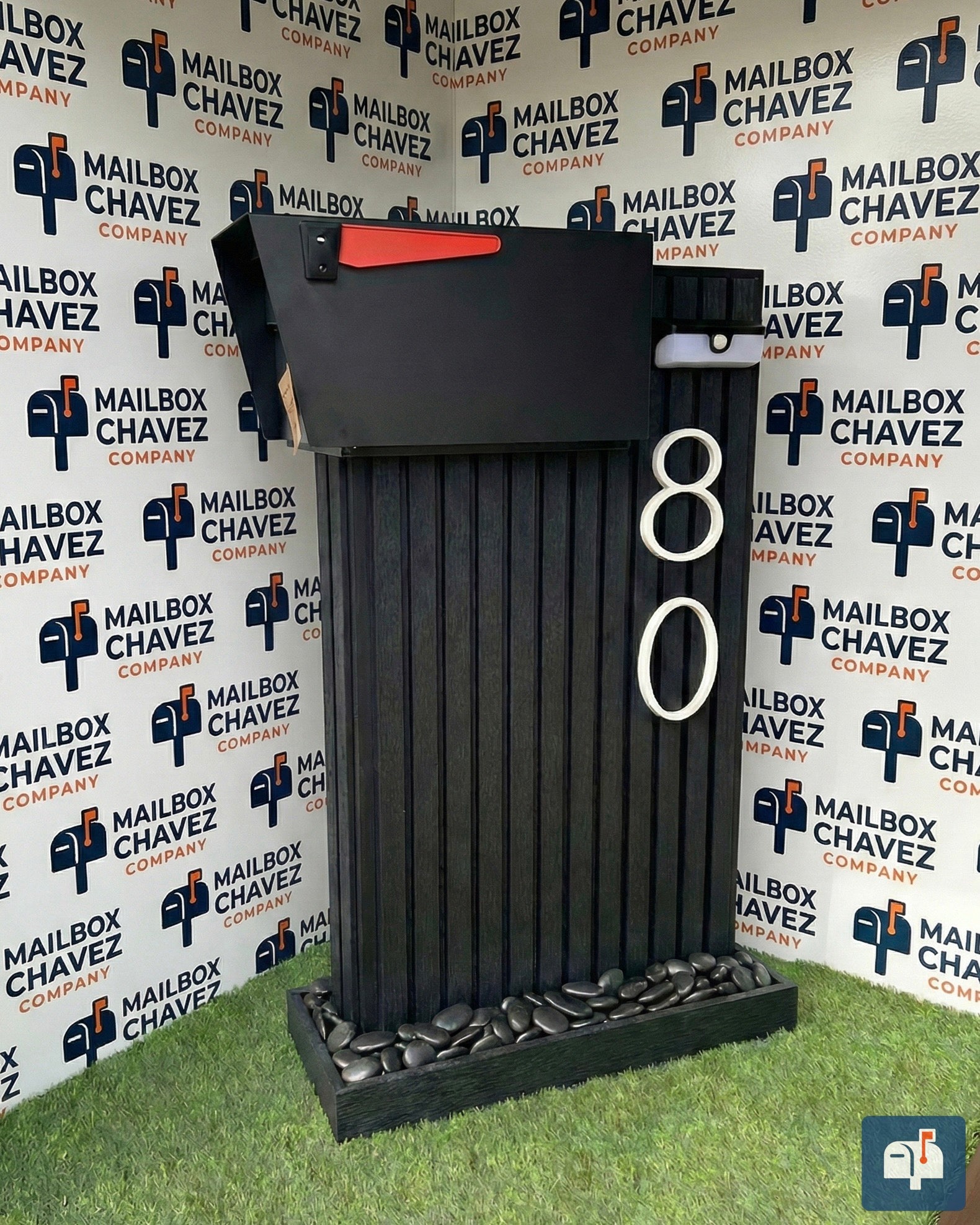 Premium Modern Gladiator Mailbox – Decorative Panels, Solar Lamp and Personalized Numbers