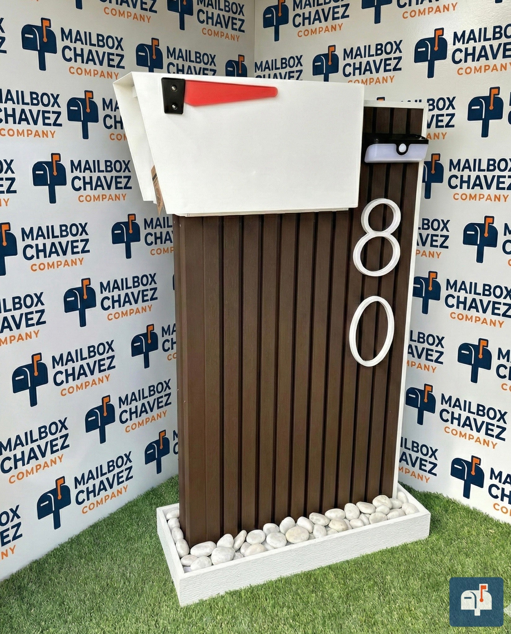 Premium Modern Gladiator Mailbox – Decorative Panels, Solar Lamp and Personalized Numbers