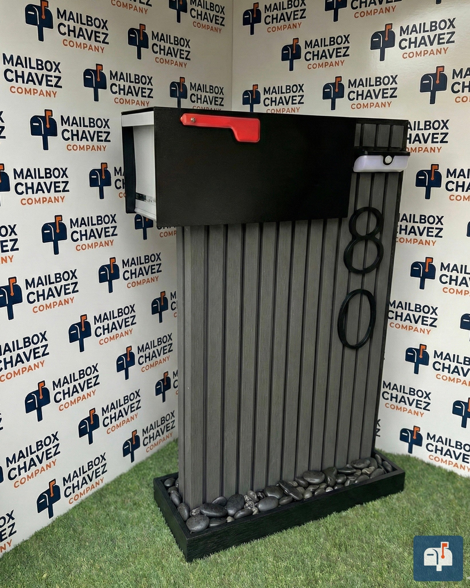 Premium Modern Gladiator Mailbox – Decorative Panels, Solar Lamp and Personalized Numbers