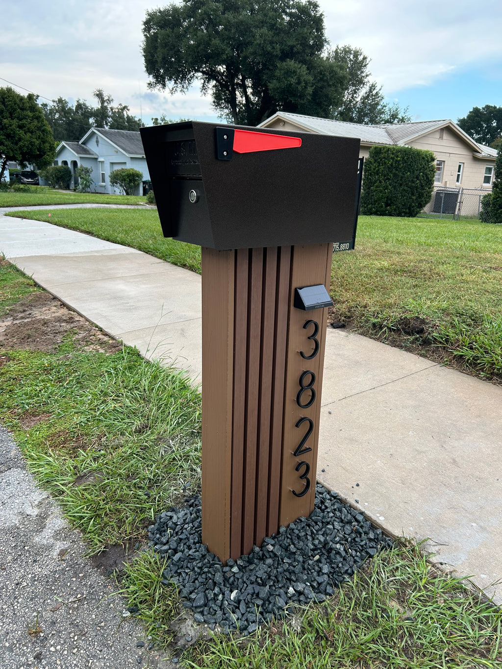 Bolonia 2.0 residential mailbox post in brown color with modern design