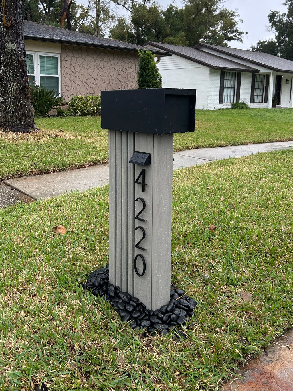 Bolonia 2.0 residential mailbox post in gray color with modern design